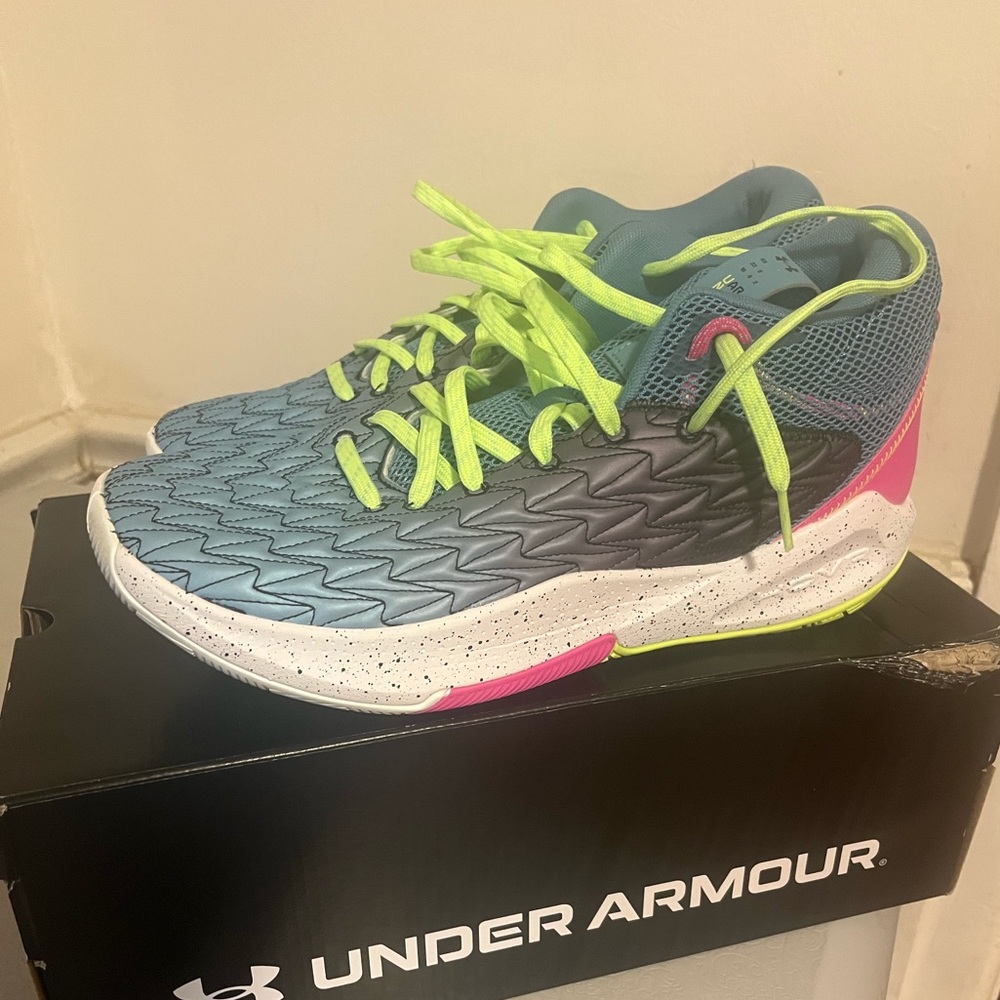 BRAND NEW WITH BOX UNDERARMOUR SNEAKERS